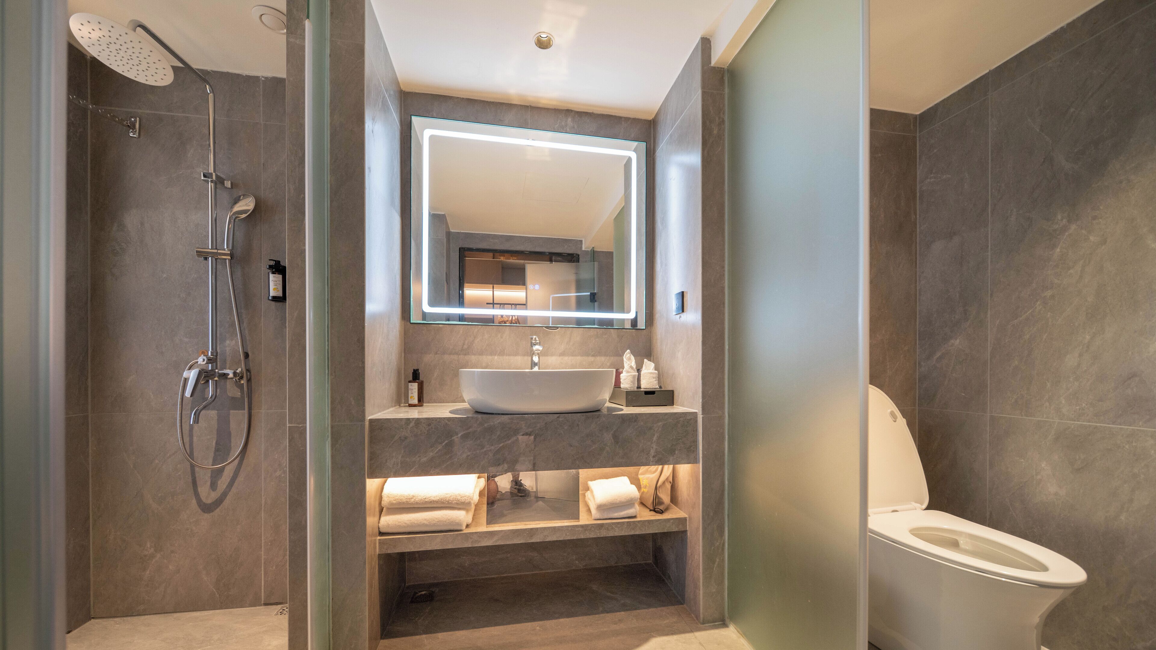 Superior Twin Room | Bathroom | Shower, rainfall showerhead, free toiletries, hair dryer