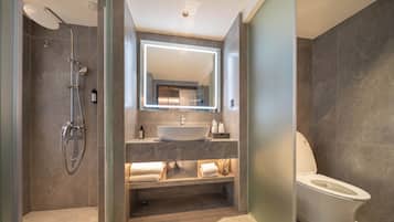 Superior Twin Room | Bathroom | Shower, rainfall showerhead, free toiletries, hair dryer