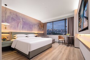 Eenvoudige eenpersoonskamer, uitzicht op stad | Een bureau, een laptopwerkplek, verduisterende gordijnen