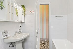 Secadora de cabello, bidet, toallas 