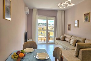 TV - Happy Stay Apartment By The Sea 094, Durres, Albania (Durres)