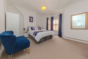 Iron/ironing board, WiFi, bed sheets - Beautiful 3 bedroom apartment sleeps 7/Near station (Crewe)