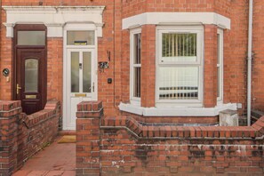 Exterior detail - Beautiful 3 bedroom apartment sleeps 7/Near station (Crewe)