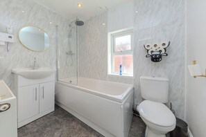 Hair dryer, towels, soap, toilet paper - Beautiful 3 bedroom apartment sleeps 7/Near station (Crewe)