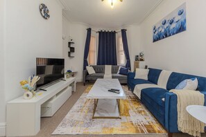 TV - Beautiful 3 bedroom apartment sleeps 7/Near station (Crewe)
