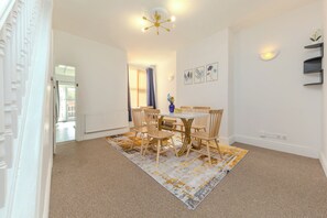 Dining - Beautiful 3 bedroom apartment sleeps 7/Near station (Crewe)