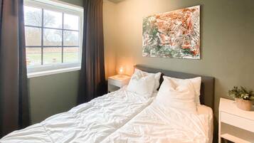 2 bedrooms, travel crib, free WiFi