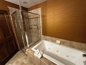 Jetted bath, hair dryer, towels, soap - 2-bedroom Hyatt Main Street Station - Peak 9 in Breckenridge with Mountain View (Breckenridge)