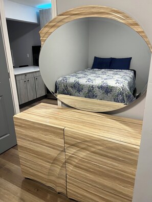 Een strijkplank/strijkijzer, wifi, beddengoed