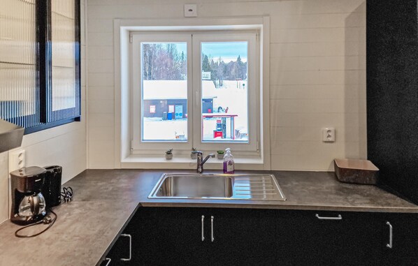 Réfrigérateur, four, lave-vaisselle, cafetière/bouilloire