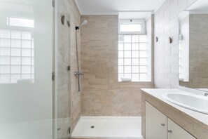 Douche, sèche-cheveux, serviettes fournies