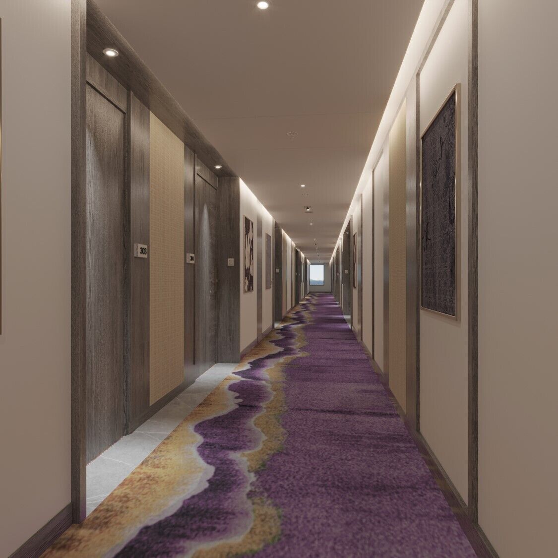 Un pasillo de hotel con una alfombra larga, puertas y cuadros en las paredes.