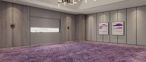 Un salón de conferencias con un ventanal grande, una alfombra morada y dos cuadros enmarcados en la pared.