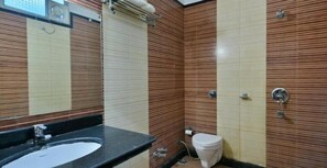 Buồng tắm vòi sen, đồ dùng nhà tắm miễn phí, dép đi trong nhà 