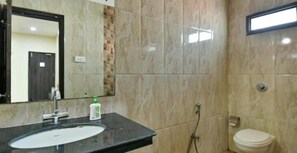 Shower, free toiletries, slippers, towels - Hotel Saket Heritage (Raigarh)