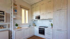 Micro-ondas, fogão, lava-louças