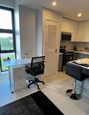 Private kitchen - The Mandeville Nest apartment in beautiful Mandeville with Swimming Pool and gym (Mandeville)