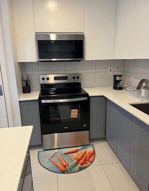 Private kitchen - The Mandeville Nest apartment in beautiful Mandeville with Swimming Pool and gym (Mandeville)