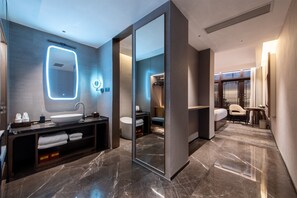 Family Triple Room, City View | Bathroom | Free toiletries, hair dryer, towels, soap - FUORTUNE S Hotel-Chaozhou Kaiyuan Temple (Chaozhou City)