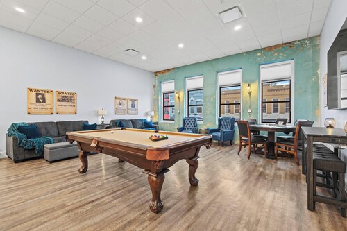Speakeasy w/Main St. View•Pool & Poker Table