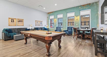 Speakeasy w/Main St. View•Pool & Poker Table