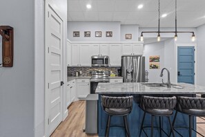 Fridge, microwave, oven, stovetop - Speakeasy w/Main St. View•Pool & Poker Table (Denison)