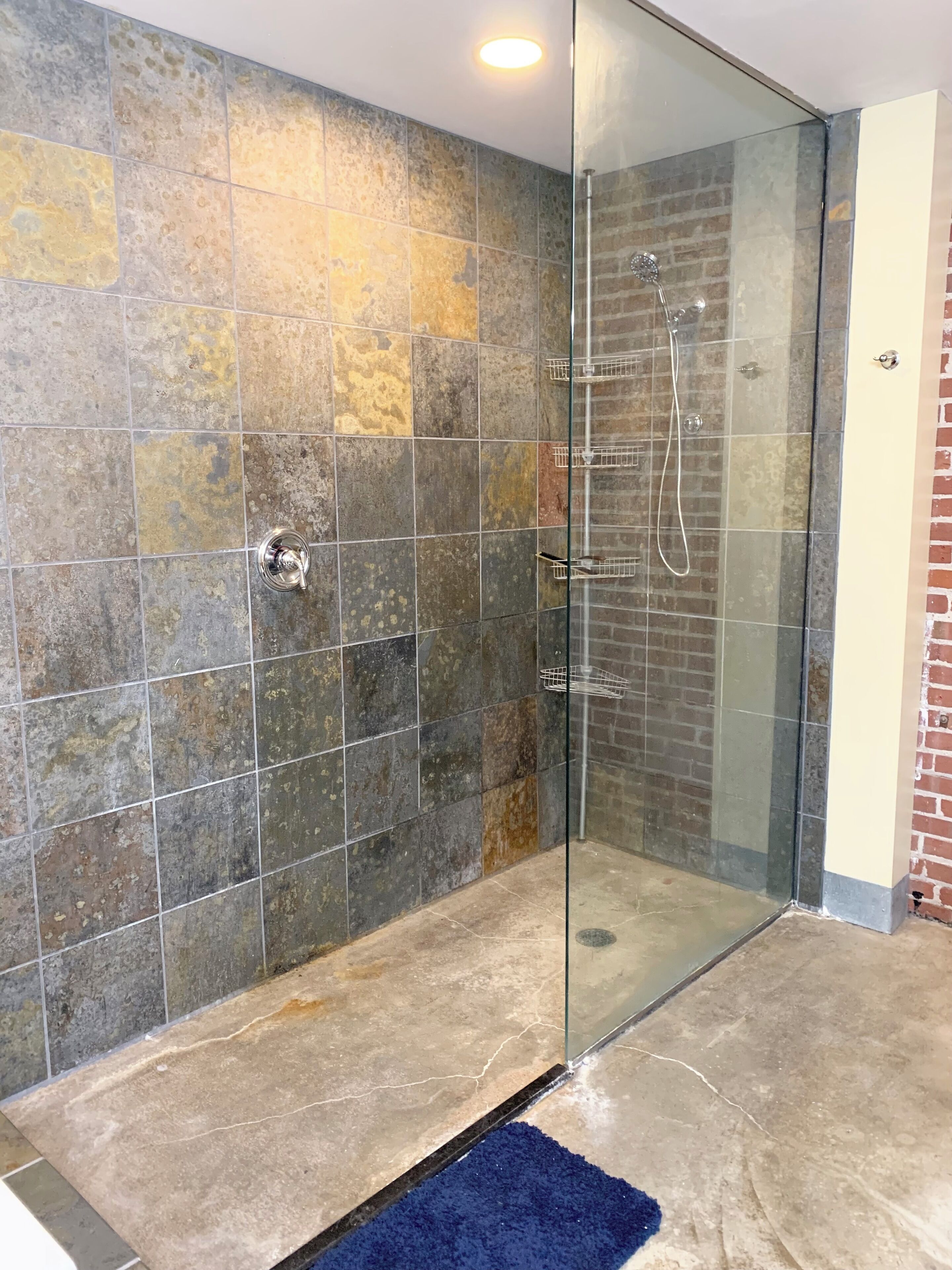 Hårtork, handdukar, tvål och toalettpapper