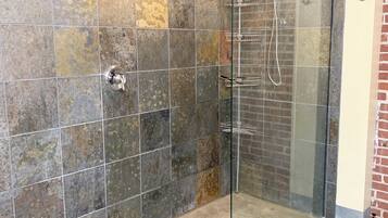 Hårtork, handdukar, tvål och toalettpapper