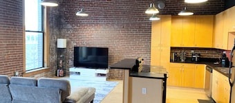 2BD/2BTH LOFT, private balcony, center of Downtown STL
