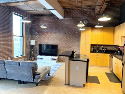 2BD/2BTH LOFT, private balcony, center of Downtown STL