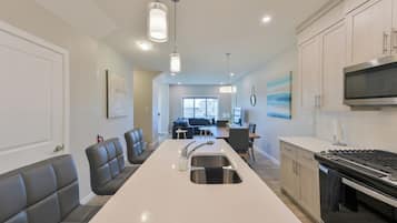 Microondas, placa de cocina, lavavajillas