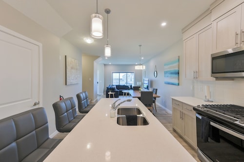 Luxurious Modern 4-bedroom house with AC and Hot Tub