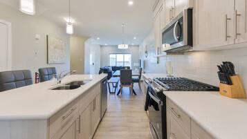 Microondas, placa de cocina, lavavajillas