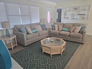 Living area - SEBRING OASIS-PRIME LOCATION-MINS TO DINING,SHOPPING,HOSPITAL 12 MILES TO TRACK (Sebring)
