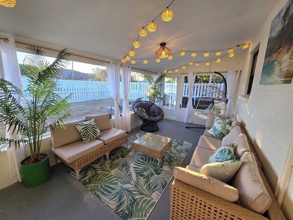 Living area - SEBRING OASIS-PRIME LOCATION-MINS TO DINING,SHOPPING,HOSPITAL 12 MILES TO TRACK (Sebring)
