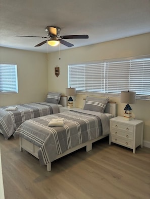 3 habitaciones, tabla de planchar con plancha, wifi y ropa de cama