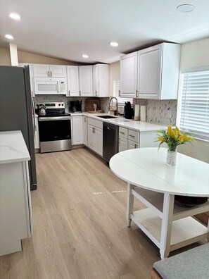 Private kitchen - SEBRING OASIS-PRIME LOCATION-MINS TO DINING,SHOPPING,HOSPITAL 12 MILES TO TRACK (Sebring)