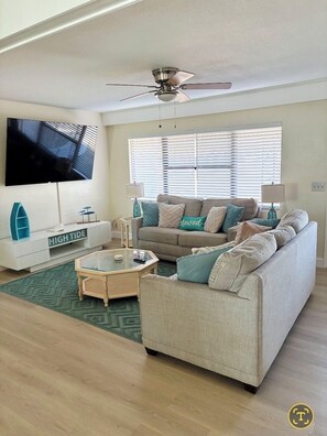 Living area - SEBRING OASIS-PRIME LOCATION-MINS TO DINING,SHOPPING,HOSPITAL 12 MILES TO TRACK (Sebring)
