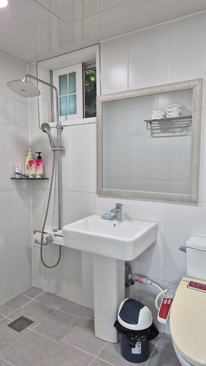 Bagno | Doccia, asciugacapelli, pantofole, asciugamani