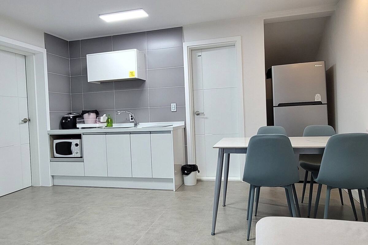 Family Suite, 1 Bedroom, Kitchen, Garden View | Interior