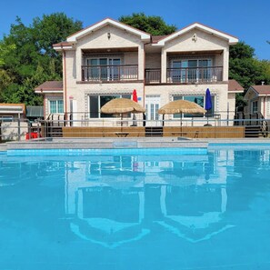 Seasonal outdoor pool, open 8:30 AM to 8:30 PM, pool umbrellas - pacific (Gyeongju)