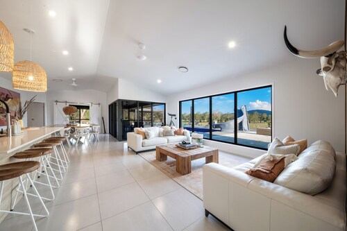 Luxury Whitsunday Farmstay with Outdoor Bath