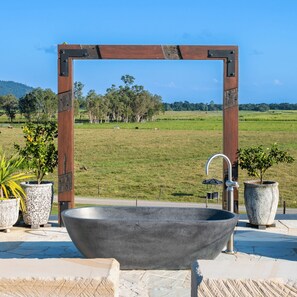 Property grounds - Luxury Whitsunday Farmstay with Outdoor Bath (Gregory River)