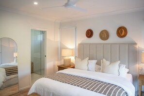 5 bedrooms, Internet, bed sheets - Luxury Whitsunday Farmstay with Outdoor Bath (Gregory River)