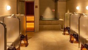 A row of individual washbasins with privacy partitions, a wooden door, and a wall-mounted digital clock. - Hotel Global View Iwaki (Iwaki)