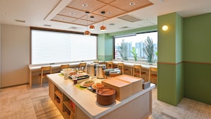 A modern kitchen with a central island, wooden chairs, and a large window with blinds. - Hotel Global View Iwaki (Iwaki)