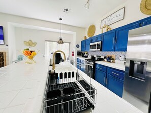 Microwave, oven, stovetop, dishwasher - Charming 3-bedroom house with Game Room, Family Room. (North Las Vegas)
