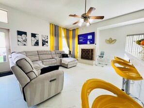 TV, fireplace - Charming 3-bedroom house with Game Room, Family Room. (North Las Vegas)