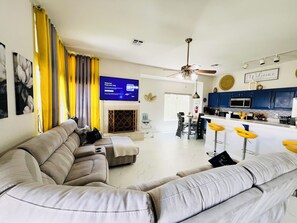 Televisión y chimenea 