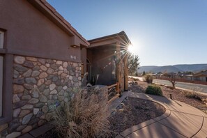 Property grounds - Kanab House in luxury community. Pool & Hot Tub. (Kanab)